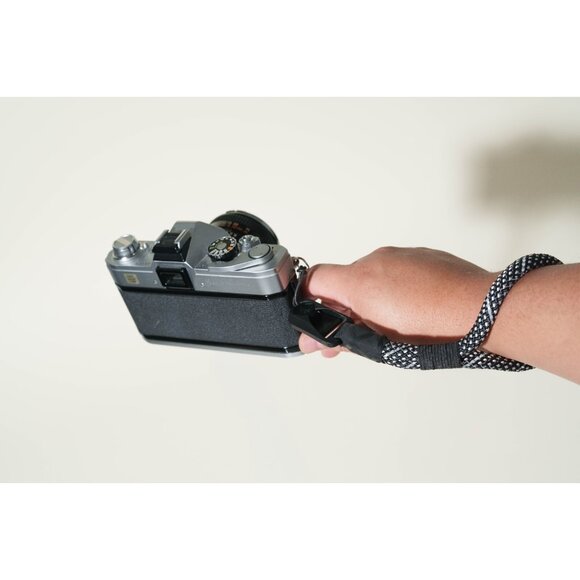CHECKMATE CAMERA WRIST STRAP v3 Black & White w/ Peak Design Anchor & Carabiner - Picture 4 of 9